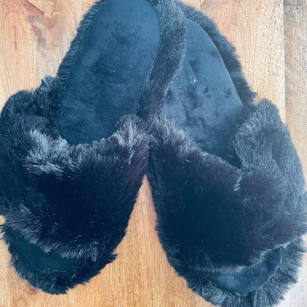 NWOT Fuzzy Slippers